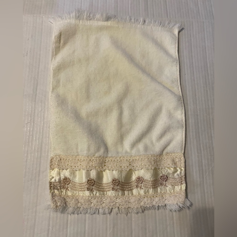 The Avanti Look 1978 lace floral trim USA VTG hand towel